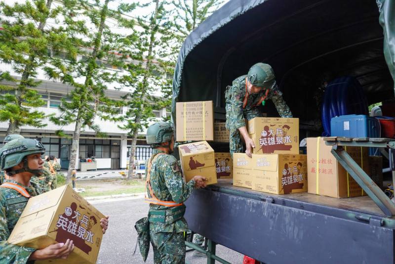 颱風康芮對台灣威脅逐漸擴大，陸軍預置兵力，官兵搬運災防物資。（陸軍司令部提供）