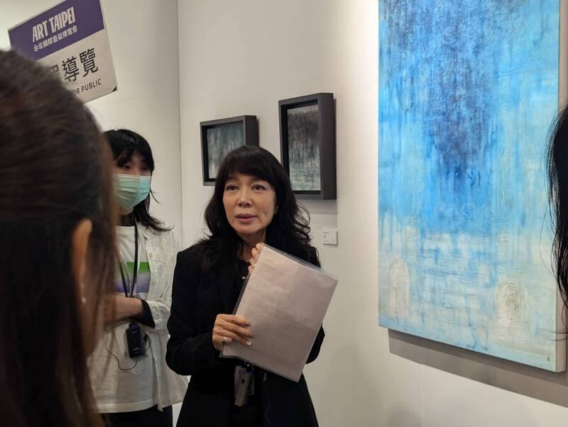 ART TAIPEI 2024台北國際藝術博覽會展出期間，台北市立美術館導覽志工呂維琴（圖）也是展會導覽人員，連小朋友也聽得相當認真