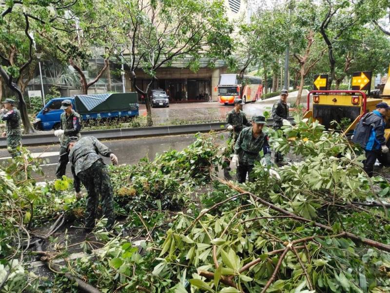 國軍協助臺北市災後復原工作。（臺北市兵役局提供）