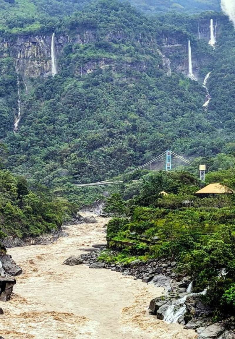 颱風康芮帶來豐沛雨量，阿里山達娜伊谷自然生態園區內「蟲蟲山」，1日出現夢幻瀑布群美景。（莊信然提供）