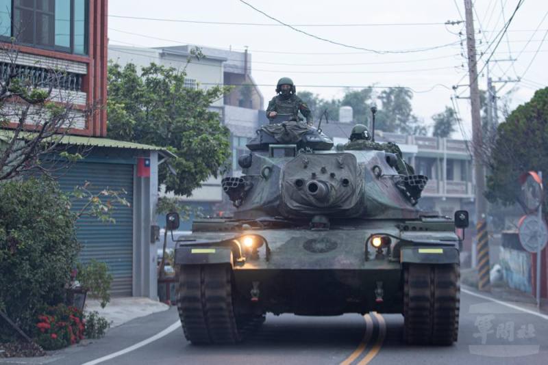 裝甲586旅M60A3戰車機動前往防禦陣地