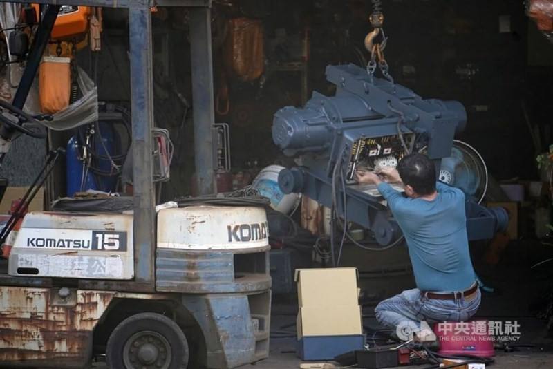 A man works on a machine equipment in Kaohsiung. CNA file photo