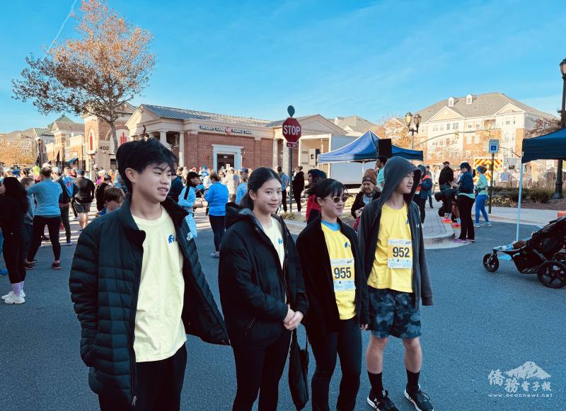 FASCA DC students, all wearing their FASCA T-shirts, stood out among the crowd, were united by a common goal: to promote health awareness and celebrate Taiwanese culture