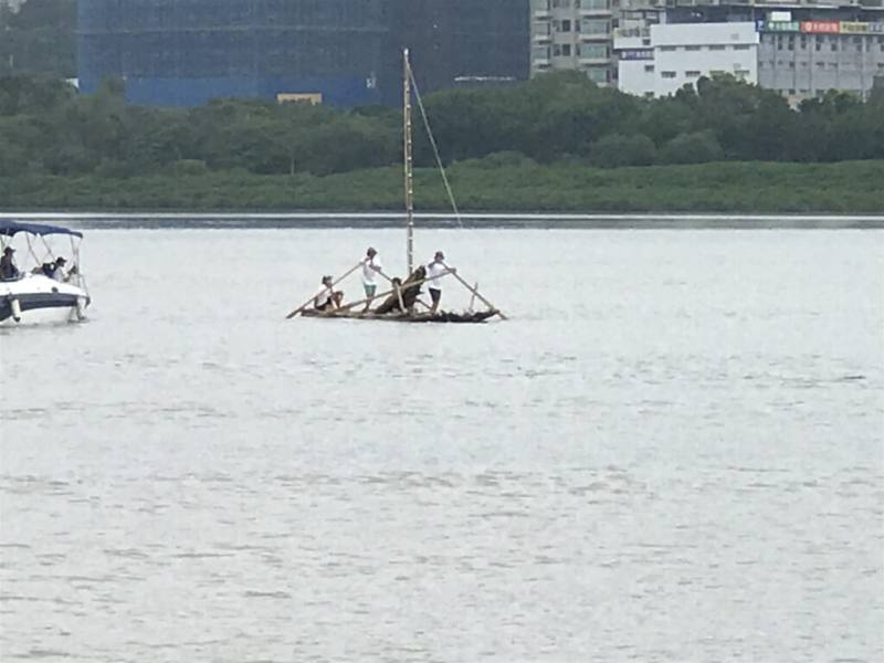 台東縣南島社區大學發展協會與社區大學全國促進會合作，3日上午成功讓竹筏帆船在淡水河現身，途中遇上逆風及更強水流，船員們趕緊收帆，改以人力操櫓前行。（劉烱錫提供）