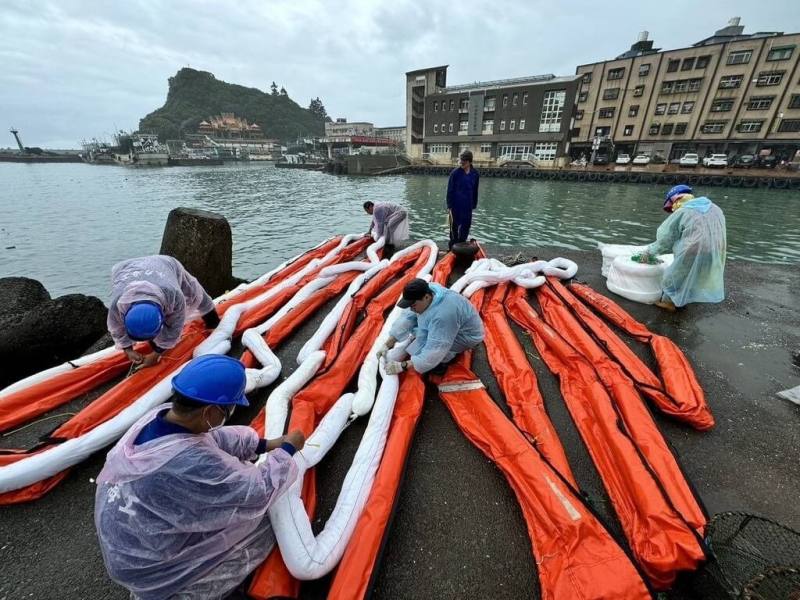 中國籍貨輪「鈺洲啟航」日前因失去動力在野柳岬擱淺，海洋委員會海洋保育署執行多次油污擴散模擬，備妥大量資材及加強海域水質監控，並督促船東及保險公司在海況許可後，以最快速度完成抽油作業，盡可能減少對環境衝擊及風險。（海洋委員會海洋保育署提供）