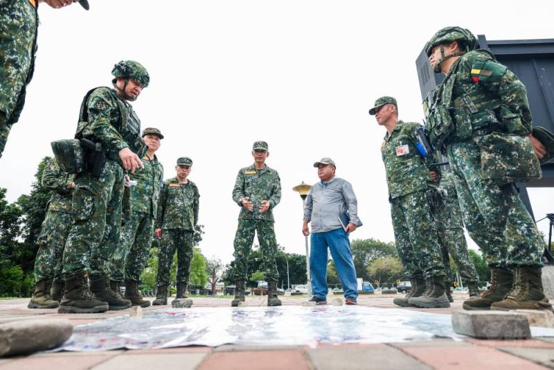 統裁官李中將瞭解兩位旅長作戰構想