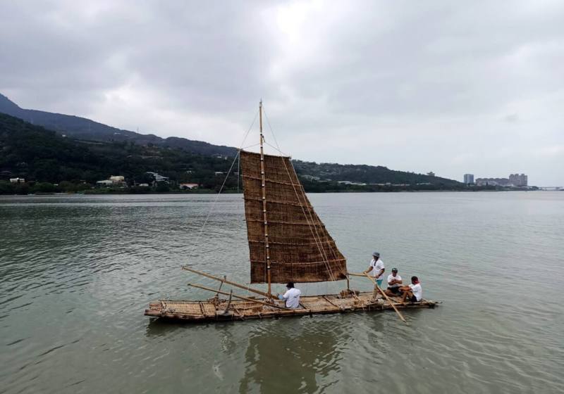 為促進各界重視竹筏帆船文化，台東縣南島社區大學發展協會3日成功讓竹筏帆船在淡水河現身；南島社大指出，這艘船無法逆風航行，因此需看實際狀況風力、海流及人力來航行。（劉烱錫提供）