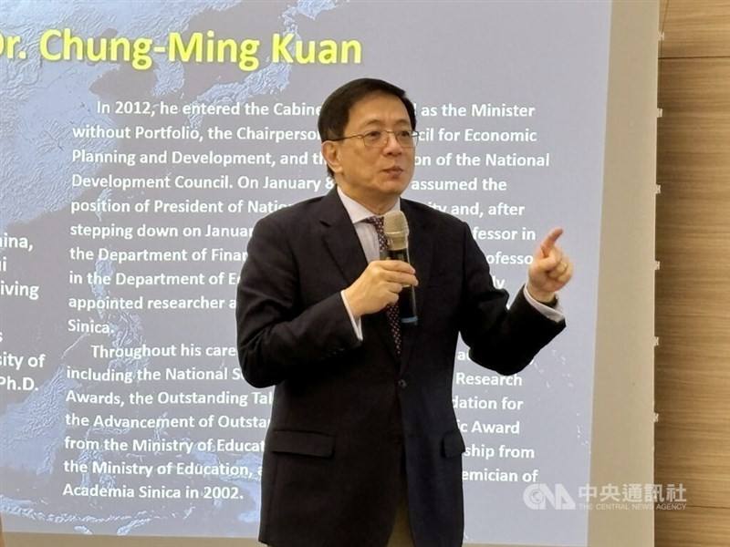 Former National Taiwan University President Kuan Chung-ming delivers a speech at a forum in Taipei. CNA photo Nov. 4, 2024