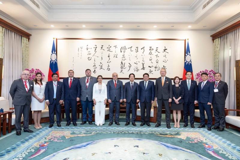 President Lai poses for a photo with a delegation led by Paraguayan Congress and Senate President Basilio Gustavo Núñez Giménez.