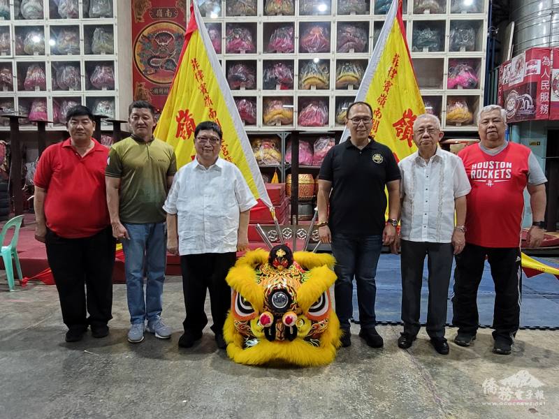 （左起）菲律賓嶺南國術總會副理事長許有福、王詩中、吳嘉龍及許長泰、許長安、菲華文經總會消防研習營同學會常務理事薛伍強