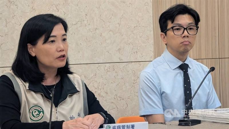 CDC spokesperson Tseng Shu-hui (left) speaks to reporters during a routine press conference on Tuesday. CNA photo