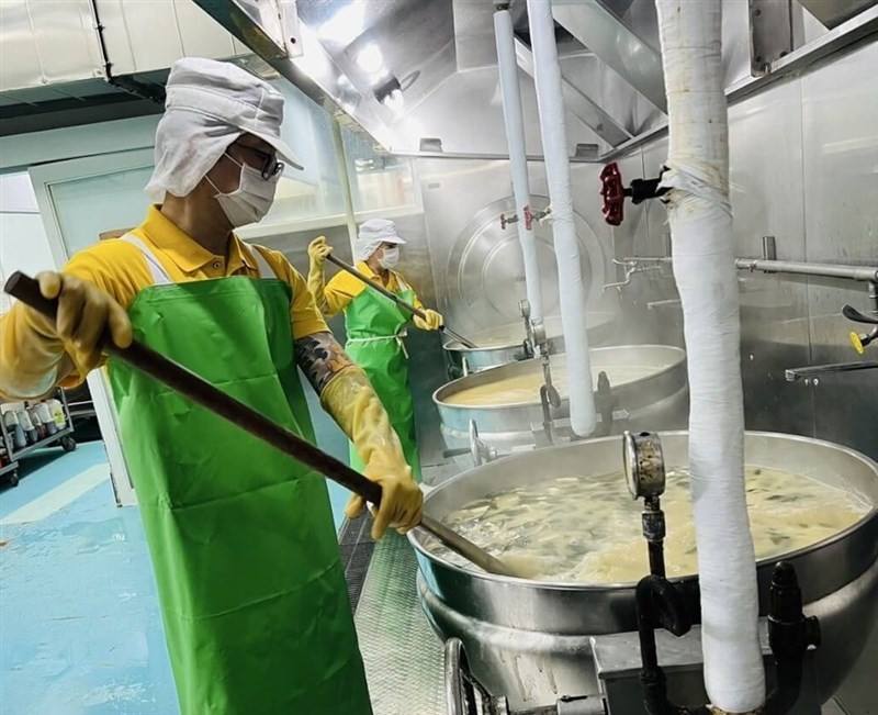 Cooks prepare schools meal in this undated photo. Photo courtesy of the Hsinchu Department of Education