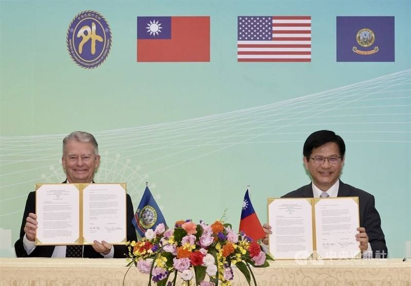 Foreign Minister Lin Chia-lung (right) and Idaho Governor Brad Little hold the MOU signed at a ceremony held at the Ministry of Foreign Affairs in Taipei.