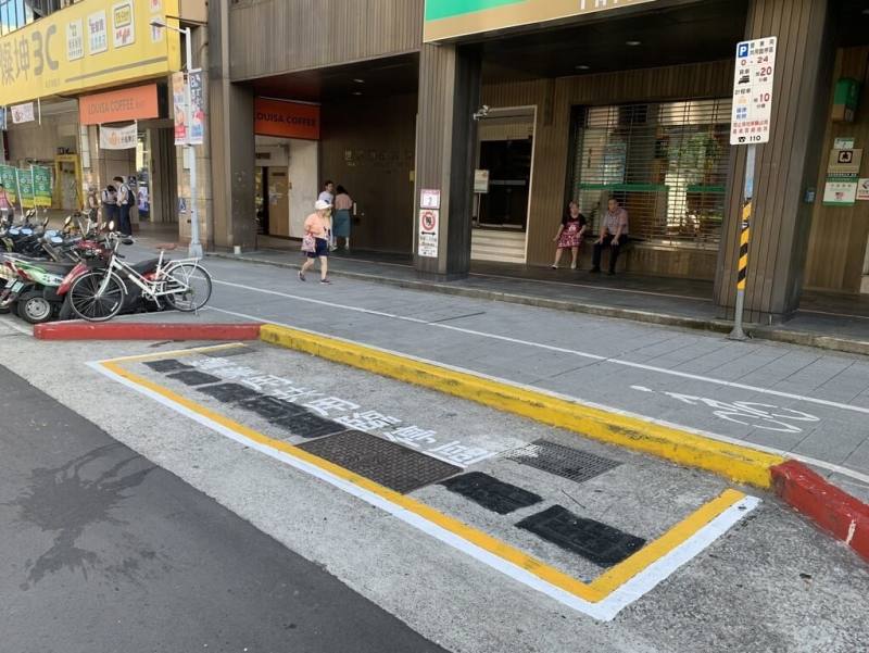 台北市交通局累計劃設106格「營業用共用臨停區」，提供計程車、貨車、復康巴士及長照車輛4類車種臨時停車，即日起開始取締非規定車種或久占車輛並拖吊。（台北市交通局提供）