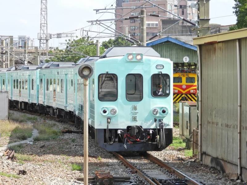 台鐵5日指出，觀光列車「海風號」（圖）、「山嵐號」都以台灣自然景觀為設計靈感發想，其中「海風號」的外觀色彩靈感來自台灣近海的湛藍與翠綠，營造出清新優雅的氛圍。（台鐵提供）