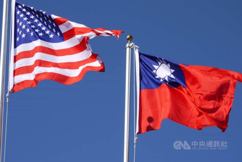 The national flags of the United States and the Republic of China. CNA file photo