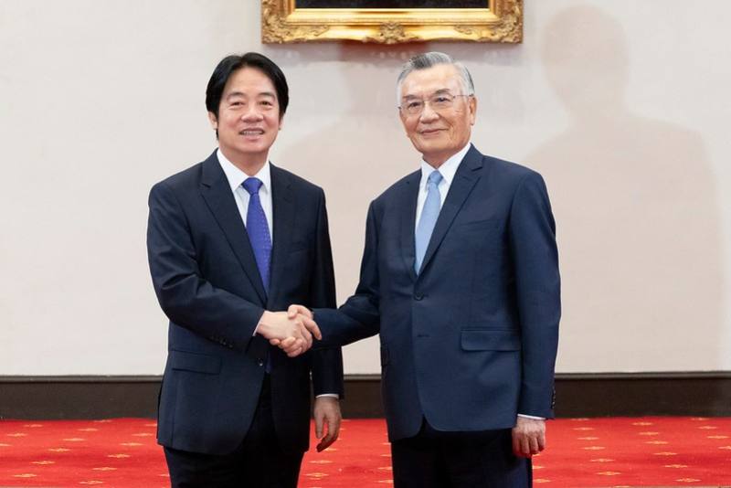 President Lai Ching-te shakes hands with Senior Advisor to the President Lin Hsin-i.