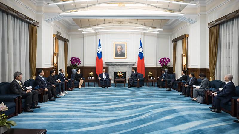 President Lai exchanges views with Taiwan's delegation to the 2024 APEC Economic Leaders' Meeting.