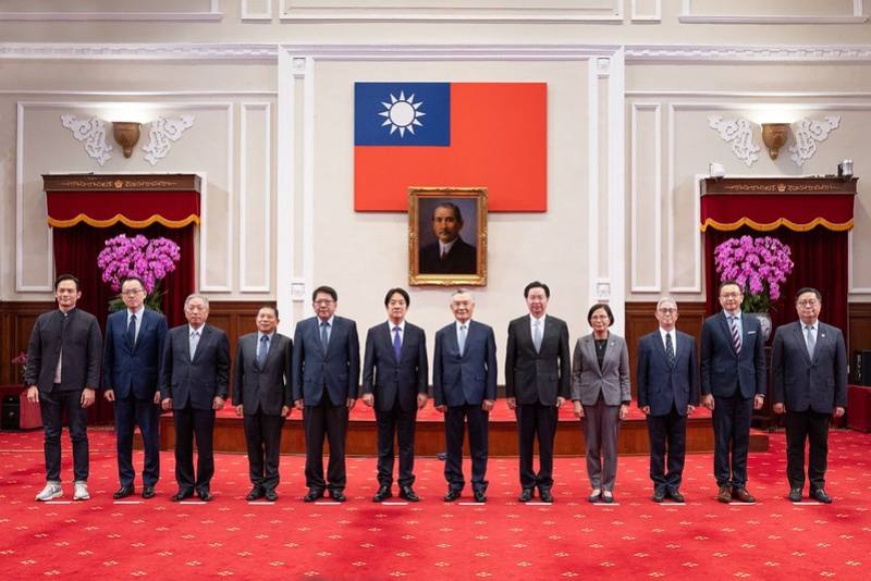 President Lai poses for a group photo with Taiwan's delegation to the 2024 APEC Economic Leaders' Meeting.