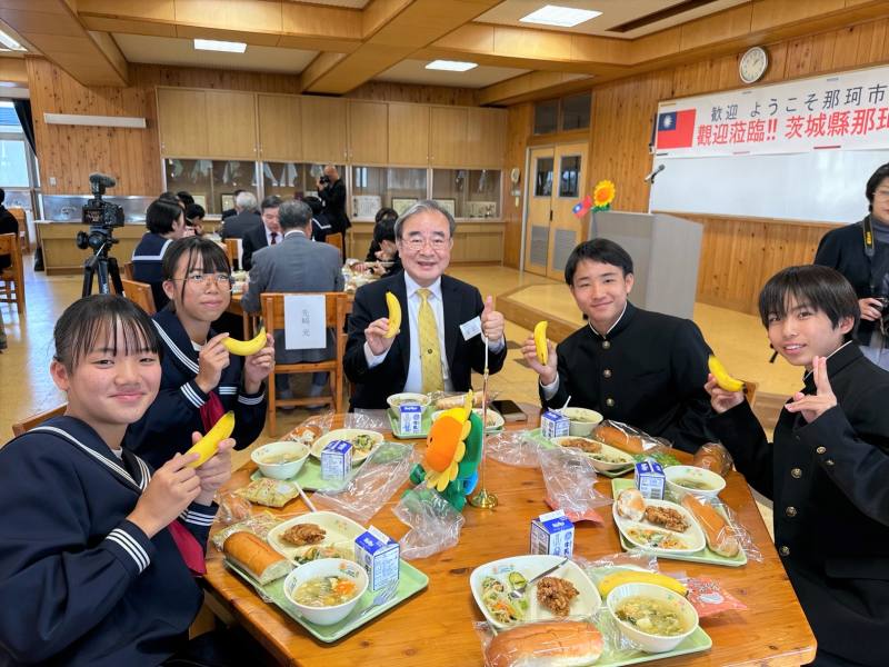 胡忠一政務次長與學童共進營養午餐