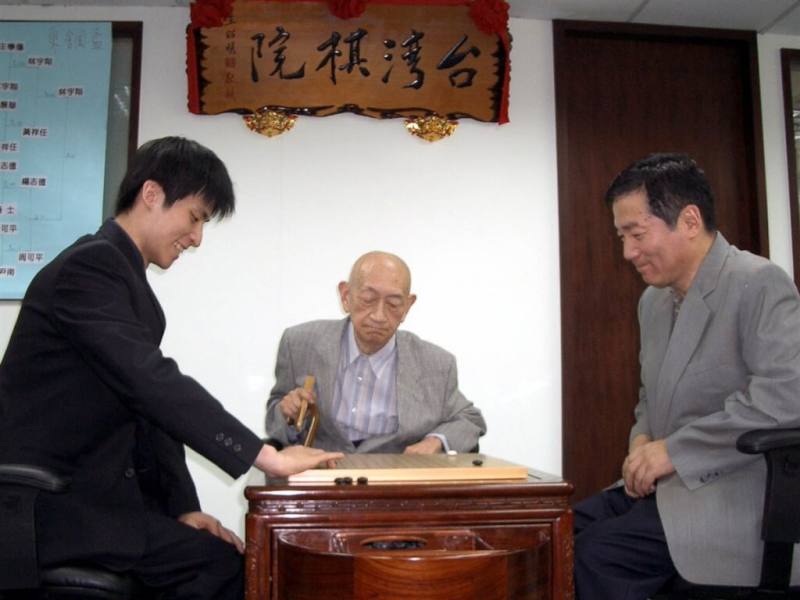 圍棋大國手吳清源（中）、林海峰（右）和張栩本因坊（左）師徒三代2003年拜訪台灣棋院，一起下場和台灣職業棋士及棋院院生分成兩隊下連棋。（台灣棋院提供）