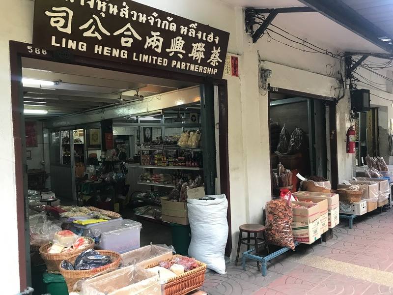 曼谷老城區的嵩越路街區是曼谷最潮流的街區，許多新店家進駐，也仍有許多老商家屹立不搖