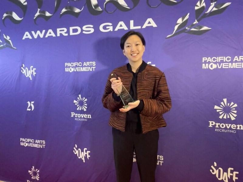 Taiwanese-American director Vicky Du displays her 2024 San Diego Asian Film Festival Grand Jury Prize which she won with her documentary "Light of the Setting Sun" (迴光返照). Photo courtesy of the Taiwan Academy of the Taipei Economic and Cultural Office in 