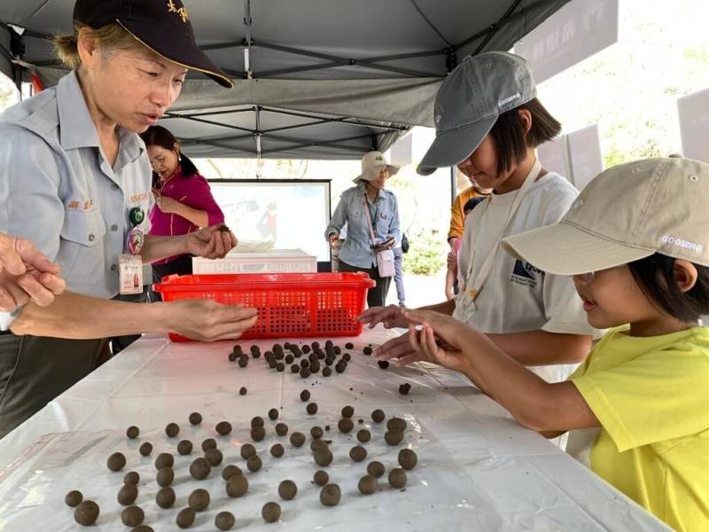 太魯閣國家公園管理處召集志工在峽谷音樂節設攤，邀請民眾參與製作台灣原生種先驅植物種子球，許多父母帶著孩子一起製作，並拋撒在震災崩塌地。（太魯閣國家公園管理處提供）