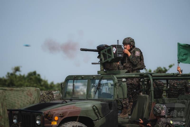 官兵操作40榴彈槍，向海面目標進行射擊