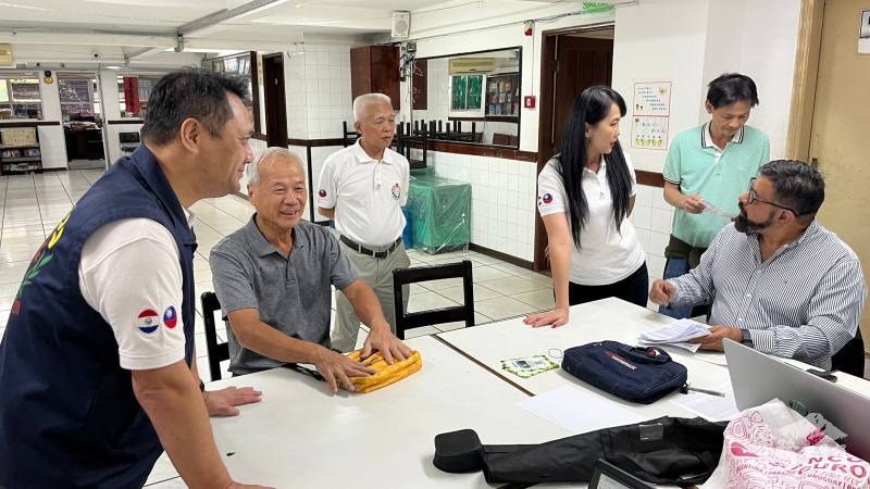 僑務委員江昭萱（左二）到場表達肯定與支持