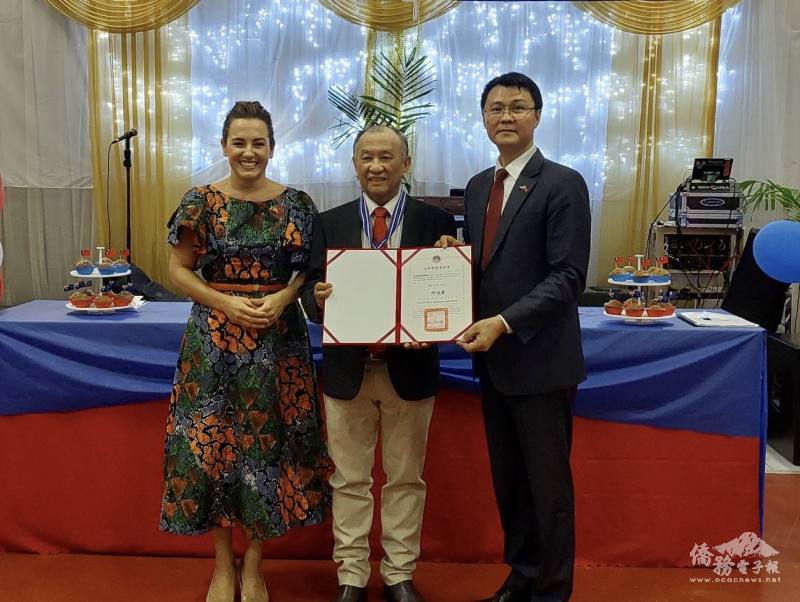 駐布里斯本辦事處處長范厚祿代表僑委會頒發黎國偉海華榮譽章，左為北領地首席部長Lia Finocchiaro