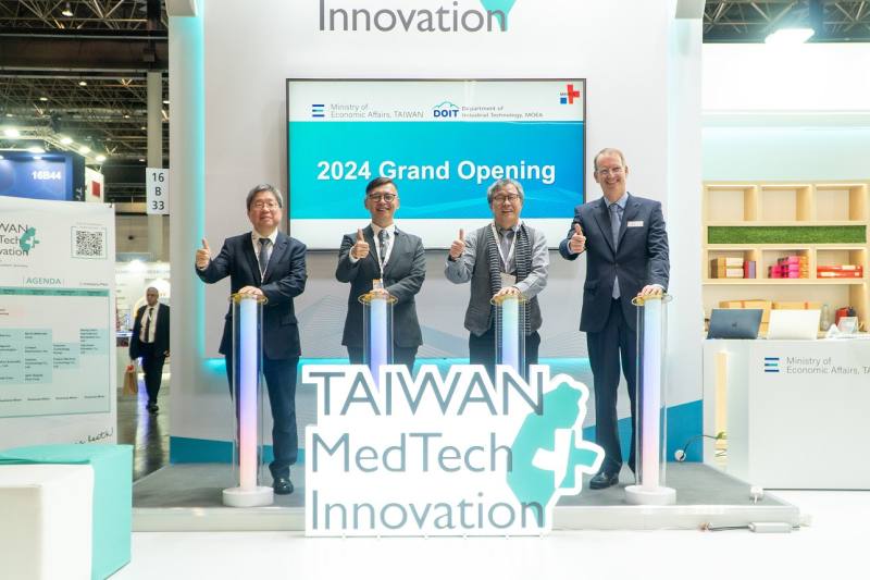 經濟部產業技術司攜手11家台灣醫材大廠前進歐洲設置「Taiwan MedTech Innovation Pavilion」（臺灣創新技術專館）。於展覽首日，由 (由右到左)MEDICA 大會代表杜塞道夫展覽公司執行董事 Mr. Michael Degen、駐德國台北代表處謝志偉大使、經濟部產業技術司簡任技正戴建丞及工研院副總暨生醫所所長莊曜宇共同啟動，展現臺灣生醫產業創新技術實力，並以台灣優質的醫材供應鏈積極開拓歐洲市場。