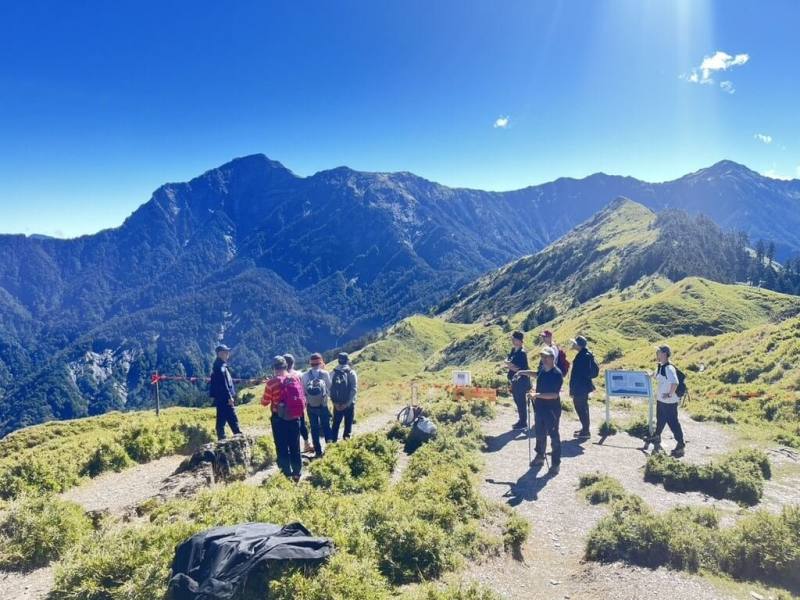 太魯閣國家公園管理處13日指出，南湖大山、奇萊山、屏風山、畢祿山及羊頭山等熱門高山步道因連續颱風及地震影響，部分邊坡有大面積坍方、步道坍塌路徑流失等，目前持續封閉，但仍有民眾闖入。圖為太管處聯合聯合保七總隊第九大隊日前到奇萊山步道勸離民眾。（太魯閣國家公園管理處提供）