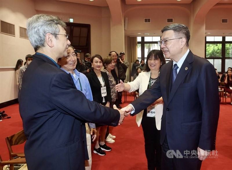 Premier Cho Jung-tai (front, right) shakes hands with a member of a visiting delegation of the Taiwan Benevolent Association of America in Taipei Wednesday. CNA photo