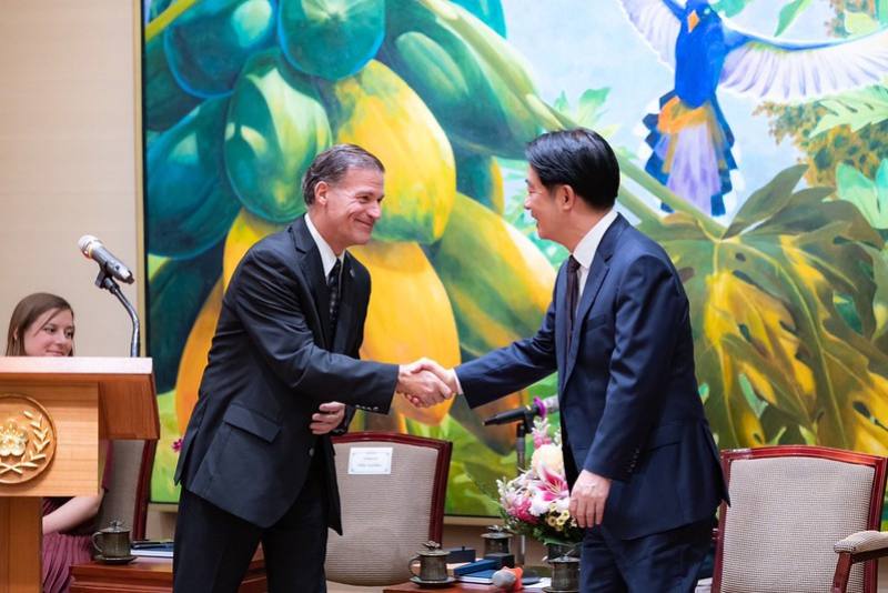 President Lai shakes hands with Admiral John Aquilino.