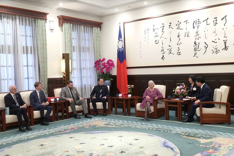 President Lai meets with a Danish parliamentarian delegation.