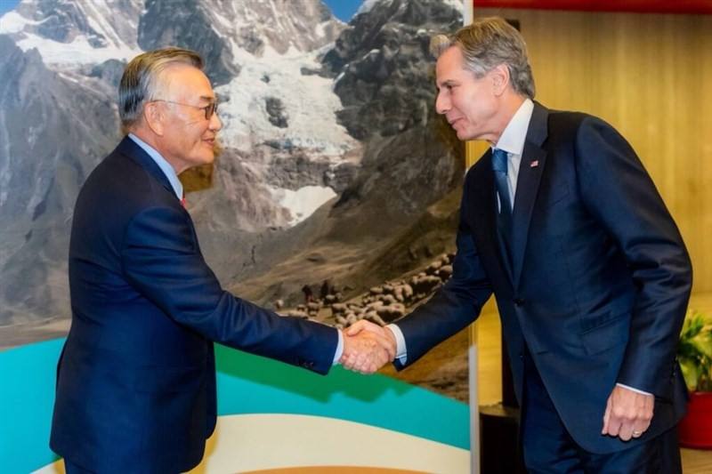 Taiwan's envoy to the Asia-Pacific Economic Cooperation (APEC) annual summit Lin Hsin-i (left) greets utgoing United States Secretary of State Antony Blinken in Lima, Peru on Thursday. Photo courtesy of Taiwan's delegation to the APEC summit