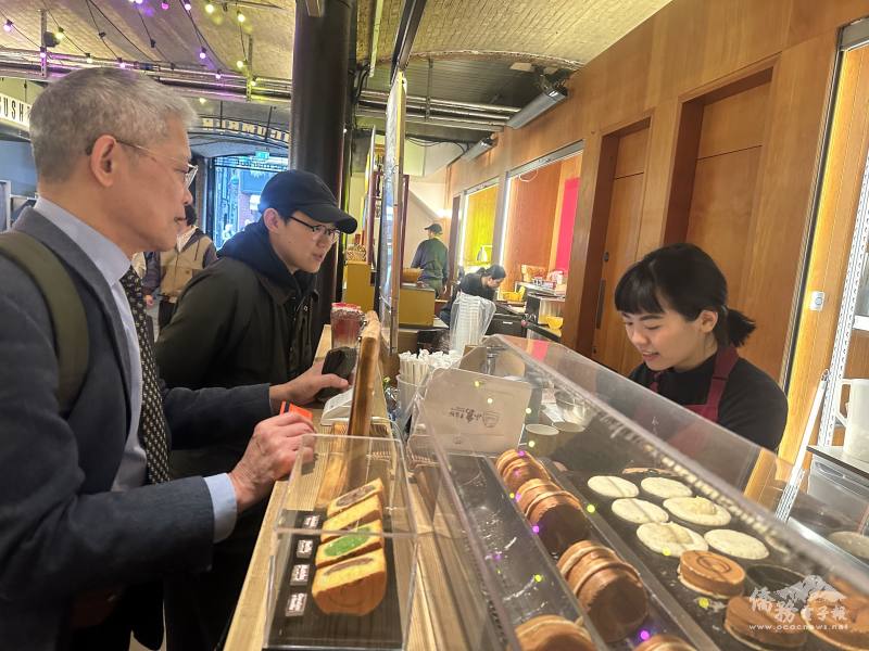 從牛津市集擺攤起家，小島車輪餅如今在大倫敦中心地帶已有兩間店面，不只賣車輪餅，也賣珍珠奶茶。