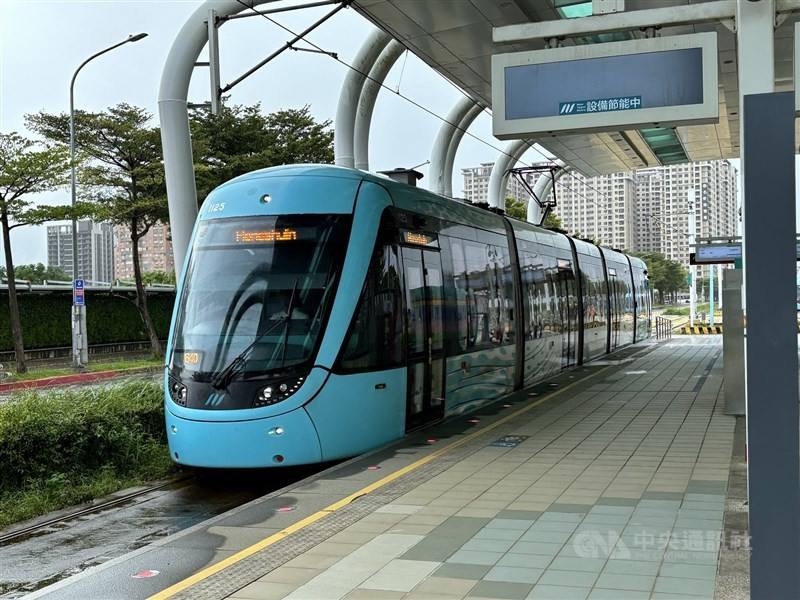 A Danhai Light Rail Transit train arrives at a station in New Taipei's Tamsui District on Friday. CNA photo