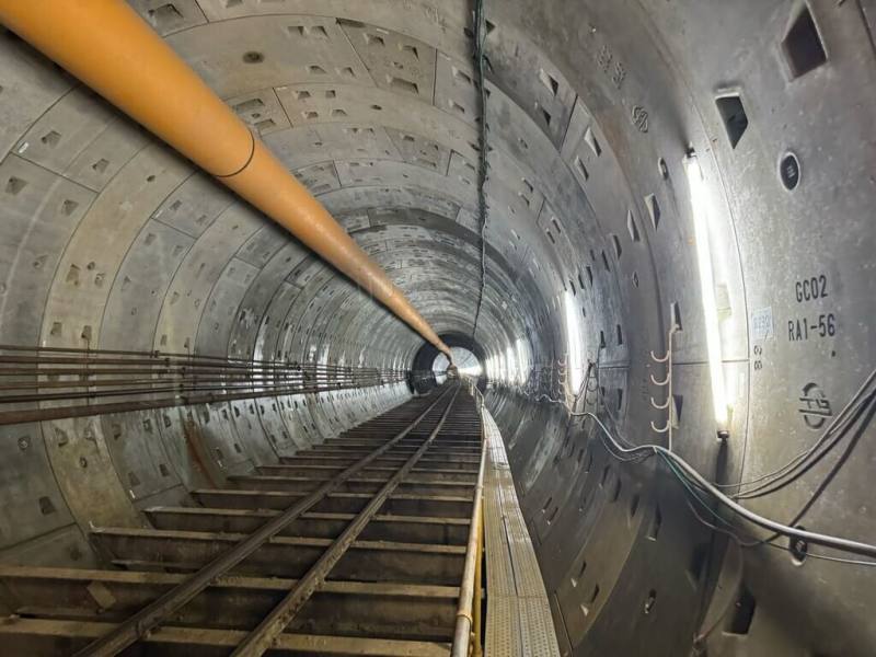 桃園市政府捷運工程局表示，捷運綠線工程在八德區由潛盾機鑽掘的首條潛盾隧道工程，自2023年5月從G03巧克力站發進後，15日順利貫通。（桃園市捷工局提供）