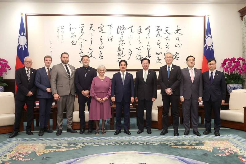 President Lai poses for a photo with a Danish parliamentarian delegation.