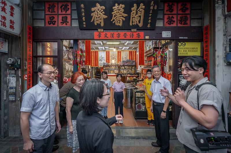 副總統抵達後，首先由鹿港囝仔文化事業團隊導覽「街道博物館」，說明鹿港大街上店家故事，沿途經過「蘭馨齋」、「鄭興珍餅舖」等老舖