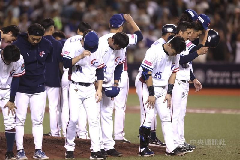 Team Taiwan players form a circle on the mound to thank fans for their support despite losing to Japan on Saturday’s game. CNA photo