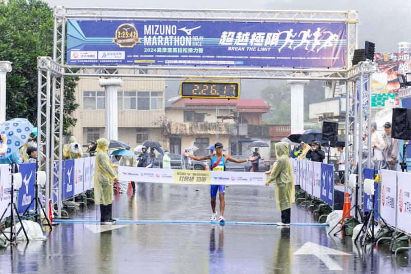 2024美津濃馬拉松接力賽17日在新北市萬里區雨中登場，「大腳丫龍隊」由長跑名將蔣介文（中）擔任最後一棒，以2小時26分22秒搶下社會組冠軍，也完成總冠軍2連霸。（MIZUNO提供）