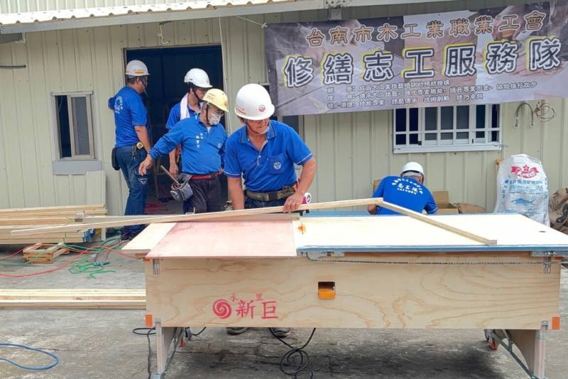 台南市勞工局推動「做工行善團」，幫助弱勢家戶修繕房屋，志工團17日犧牲假日前往柳營區案主家中進行修繕工程，以實際行動關懷弱勢，持續傳遞溫暖。（台南市勞工局提供）