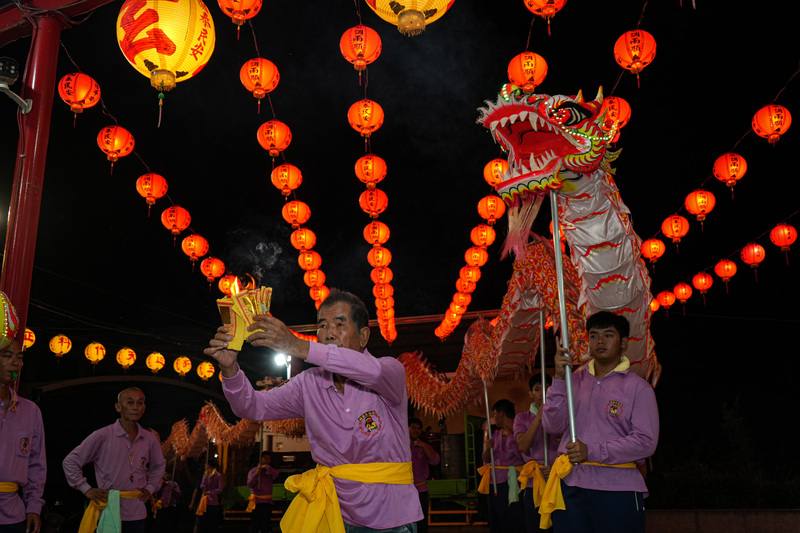 屏東縣南州鄉同安北極殿神龍隊參與三年一科的南州迎王平安祭典，神龍隊是由同安村大大小小村民動員組成。圖為11月10日村庄祈福遶境前儀式