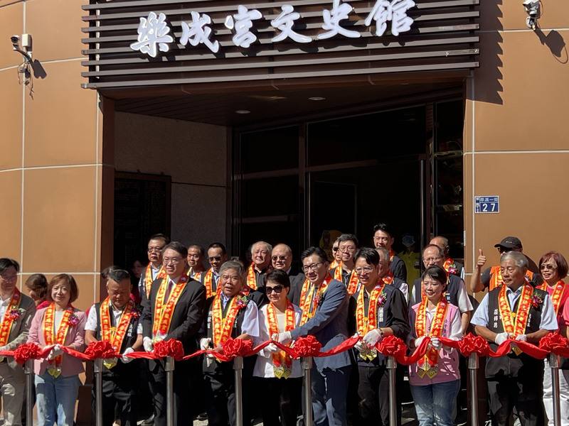 台中樂成宮17日舉辦正殿重修100週年慶祝活動及文史館揭牌儀式，台中市長盧秀燕（前左6）、民進黨秘書長林右昌（前左4）與立法院副院長江啟臣（前右4）等出席剪綵