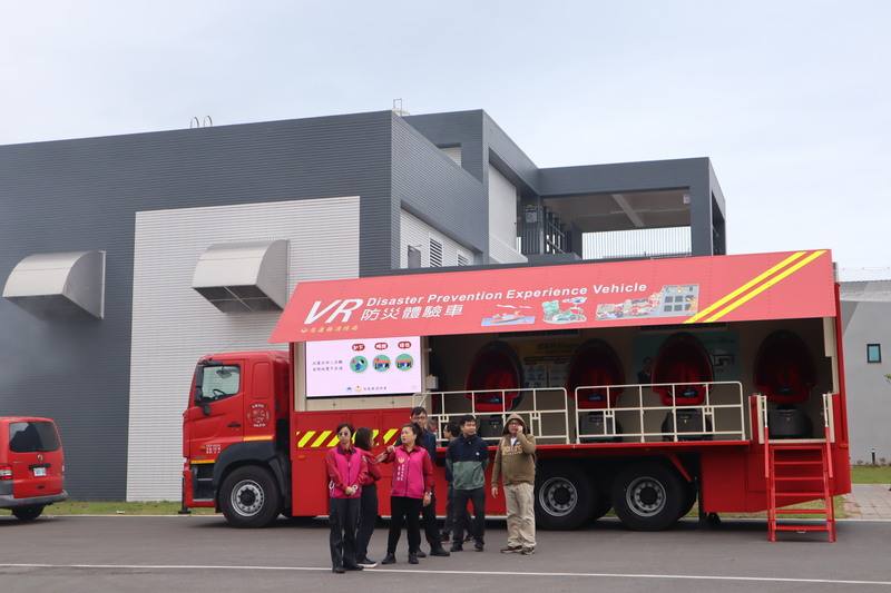 花蓮縣政府消防局攜手東華大學協力團隊，18日在花蓮防災教育館舉辦花蓮縣「強韌台灣計畫成果展暨交流活動」，展現花蓮縣在應對災害的韌性，活動現場設有燃燒櫃、VR體驗車及多個展示區。