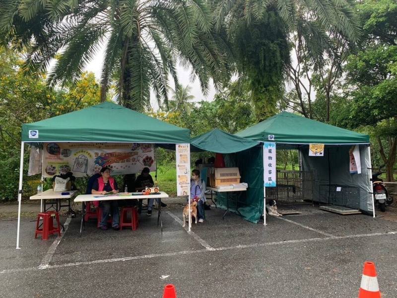 花蓮歷經地震、颱風，今年縣府應變中心已破歷年紀錄開設6次，也已培訓千名防災士，甚至貓狗寵物安置都涵蓋，今年10月在國興里社區進行演練。（台灣寵物保姆協會提供）