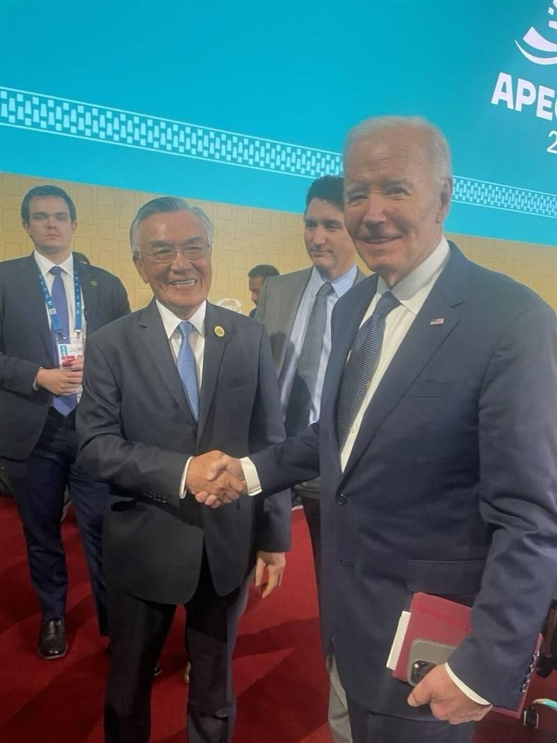 Taiwan's Asia-Pacific Economic Cooperation (APEC) envoy Lin Hsin-i (left) shakes hands with U.S. President Joe Biden (right). Photo courtesy of Taiwan's delegation to the APEC summit